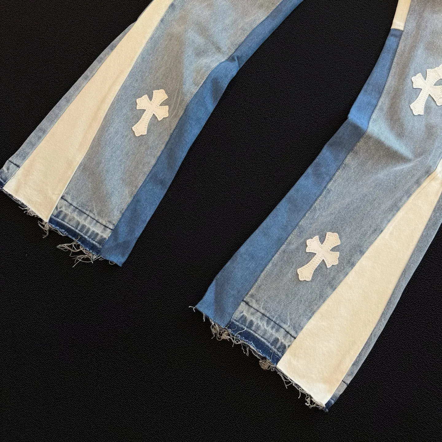 P250 model number: D356 GALLERY DEPT & Chrome hearts, washed blue spliced cross jeans, three-dimensional version, loose and comfortable, not picky about body shape, factory precision, original factory quality control, same style for men and women, can be matched with couples, versatile recommendation, must-have denim for all seasons, made of heavy-duty washed pure cotton denim fabric, after washing, soft and thick, very stylish when worn. Size: 28, 30, 32, 34, 36 (S-XXL) Color: Splicing Size reference # 28 pants length 100 waist circumference 72 30 pants length 102 waist circumference 76 32 pants length 104 waist circumference 80 34 pants length 106 waist circumference 84 36 pants length 108 waist circumference 88